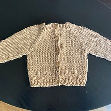 Mi proyecto del curso: Tejido de prendas infantiles con raglán top down. Projekt z dziedziny Projektowanie mod,  Tkactwo, Dziewiarstwo Ręczne, Wzornictwo tekst i liów użytkownika Laia Llompart - 12.11.2024