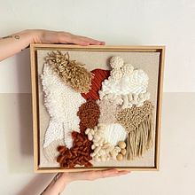 Meu projeto do curso: Tecelagem, bordado e punch needle: criação de pintura têxtil. Un proyecto de Diseño de complementos, Artesanía, Decoración de interiores, Bordado, Tejido, Punch needle, Telar y Diseño textil de Beatriz Más SaintMartin - 19.11.2024