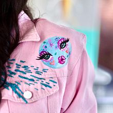 Chaqueta cherry, pintada y bordada a mano. Arts, and Crafts project by Perro Parchao - 05.03.2024