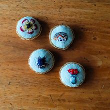 Peinture miniature à l'aiguille. Embroider, Jewelr, Design, and Textile Design project by Lucie Thiam Bouleau - 11.23.2024