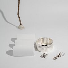 My project for course: Product Photography for Jewelry & Small Objects. Un projet de Photographie publicitaire, Photographie numérique, E-commerce, Photographie , et Photographie de produits de Donna Crantshaw - 24.11.2024