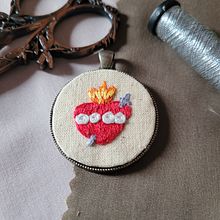 Mi proyecto del curso: Bordado en miniatura: crea joyas textiles. Un proyecto de Bordado, Diseño de jo, as y Diseño textil de Gaby - 24.11.2024