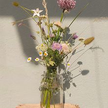 Ramo vertical con flores silvestres. Decoration, DIY, Floral, Plant Design, Interior Design, L, and scape Architecture project by Paula Caraballo - 12.01.2024