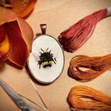 Il mio progetto del corso: Ricamo in miniatura: crea gioielli ricamati. Embroider, Jewelr, Design, and Textile Design project by claudia.natali81 - 12.03.2024