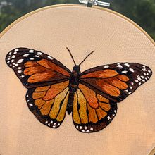 Monarca. Embroider, Traditional illustration, and Textile Design project by Mariana Montaño - 12.06.2024