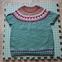 Tulipanes cortos. Un progetto di Design di accessori, Maglia e Textile Design di sole_troncoso_r - 07.12.2024