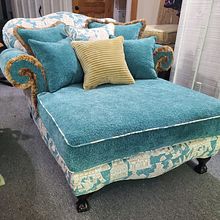 Recent oversize chair upholstery project. Un progetto di Restauro, upc e cling di mobili di Heather Huston - 12.12.2024