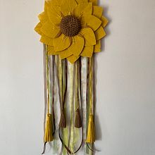 Atrapasueños girasol . Arts, Crafts, Design, Interior Decoration, Macramé, and Textile Design project by scarletteanahi - 12.15.2024