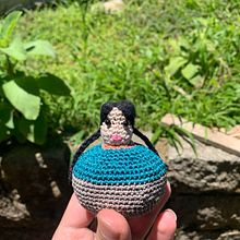 Alfineteiro. Un proyecto de Artesanía, Diseño de juguetes, DIY, Tejido, Crochet, Amigurumi y Diseño textil de Jheik Maia - 15.12.2024