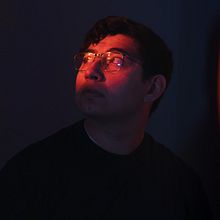 Autorretrato fotográfico: explora la luz y el color. Photograph, Self-Portrait Photograph, Interior Photograph, Photographic Lighting, Photo Retouching, and Social Media project by Rodrigo Abraham Gamboa Hernández - 12.16.2024