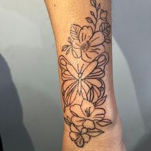Motyl z kwiatami . Tattoo Design project by carolajnaaa_9 - 12.17.2024