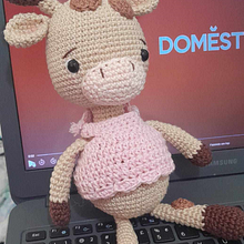 Girafinha da Inha. Amigurumi, Artesanato, Crochê, Design têxtil, e Design de brinquedos projeto de Anna Angélica VALLE - 18.12.2024