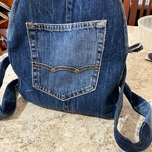 Mi mochila hecha con un pantalón que ya no usaba . Fashion Design, Patternmaking, Dressmaking, Sewing, Upc, cling, and DIY project by anaigonzalez66 - 12.18.2024