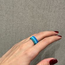 Ocean miyuki ring. Un progetto di Design di accessori, Artigianato, Fiber Art e Design di gioielli di narmincan3 - 24.12.2024