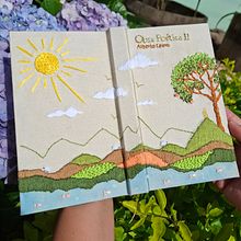 Capa de livro bordada. Een project van Borduurwerk, Textiel, Traditionele illustratie y Textielontwerp van Ella Resende - 24.12.2024