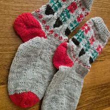Erste Colorwork Socken. Een project van Ontwerp van accessoires,  Modeontwerp, Textiel, Breien y Textielontwerp van Ana Vogt - 27.12.2024