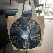 Free motion embroidery beach bag fabric collage  #2. Un proyecto de Collage, Pattern Design, Creatividad, Bordado, Costura, Tejido y Diseño textil de Francine Robillard - 28.12.2024