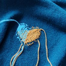Color block e rammendo 💓. Embroider, Sewing, Fashion Design, Fiber Arts, Upc, cling, Weaving, and Textile Design project by cristianacaroccia - 12.28.2024