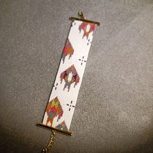Loom bead bracelet . Accessor, Design, Arts, Crafts, Fiber Arts, Jewelr, and Design project by jenniferdeutsch - 12.29.2024