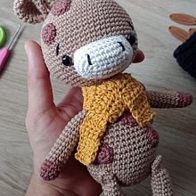 Girafa Finalizada. Amigurumi, Arts, Crafts, Crochet, Textile Design, To, and Design project by Gustavo Morais - 12.30.2024