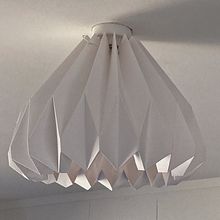 Paper lampshade. Un projet de Artisanat, Décoration, DIY, Design, Fabrication de mobilier, Conception d'éclairage , et Papercraft de lucettehindin - 01.01.2025