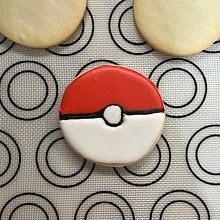 Pokemon Ball. Projekt z dziedziny Cukiernictwo, Jadalna sztuka i Lukier użytkownika Janirette Vazquez - 06.01.2025