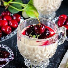 Cherry Bavaroise. Un progetto di Fotografia gastronomica, Food St, ling e Fotografia di Maria Eduarda Borges - 06.01.2025