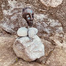 Ceramic bust on natural stone. Arts, Crafts, Character Design, Decorative Painting, Fine Arts, and Sculpture project by dilekkhan - 01.13.2025