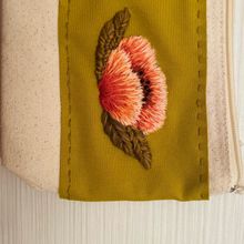 Fiore. Un proyecto de Diseño de complementos, Ilustración botánica, Bordado y Diseño textil de Stefy - 14.01.2025