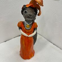 Miss Bingley. Un progetto di Artigianato, Ceramica, Character design, Belle arti e Scultura di Vanessa Allen - 17.01.2025