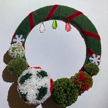 Christmas Wreath with snowflakes and Christmas trees. Projekt z dziedziny DIY, Craft i  Tkactwo użytkownika Katia - 19.01.2025