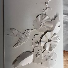 Humming bird and Holly Hocks . Un progetto di Illustrazione tradizionale, Papercraft e Scultura di art_847256 - 19.01.2025