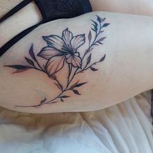 Tatuaje de flor con hojas . Un progetto di Design di tatuaggi, Illustrazione tradizionale e Illustrazione botanica di mariasol_farfal - 21.01.2025