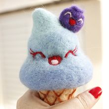 Sorvetinho de mirtilo!. Arts, Crafts, To, Design, Character Design, Fiber Arts, Needle Felting, and Textile Design project by marthahitner - 01.21.2025