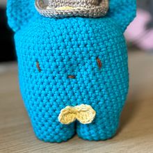Arturito, el becario nuevo. Ha venido de lo más elegante en su primer día. Un proyecto de Diseño de juguetes, Artesanía, Tejido, Crochet, Amigurumi y Diseño textil de Ainhoa Mendiola Vega - 23.01.2025