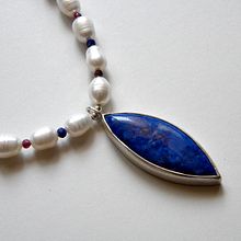 Lapis lazuli in silver with pearls and garnets. Een project van Ontwerp van accessoires,  Modeontwerp y Sieradenontwerp van jaga_jachimczak - 23.01.2025