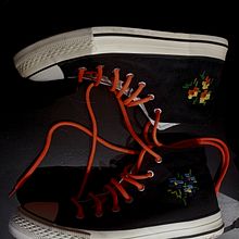 Proyecto de Bordado en Punto Contemporáneo: Reforma de Zapatillas . Broderie, DIY, Upc, cling și Design textil de Claudia Huertas - 01.24.2025