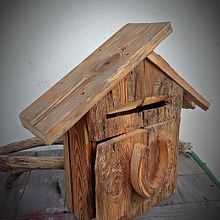 Skrzynka na listy z podkową.. Un progetto di DIY, Creatività e Falegnameria  di bankier_1 - 26.01.2025