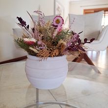 Arranjo Floral. Decoration, Interior Design, DIY, L, scape Architecture, Floral, and Plant Design project by Cintia Akkaoui - 01.27.2025