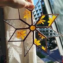 Estrella colgante con flores prensadas. Un proyecto de Diseño de complementos, Artesanía, Decoración de interiores, DIY, Diseño floral, vegetal y Diseño de interiores de Nerea Ruiz - 27.01.2025