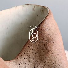 Jos Pottery - Cerámica Gres. Een project van  Br, ing en identiteit, Grafisch ontwerp,  Art direction, Digitale illustratie, Social media, Patroonontwerp y Keramiek van Josefina Arteaga - 28.01.2025