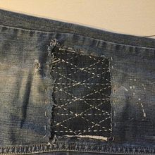 Mending on denim pants. Un progetto di DIY, Ricamo, Fiber Art, Textile Design, Upc e cling di g_balevren - 06.02.2025