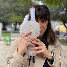 Bunny. Un proyecto de Artesanía, Fotografía para Instagram, Fotografía con móviles, Patronaje, confección			, Fotografía de producto, Costura, Redes Sociales y Diseño de juguetes de Susana Marques Mira - 07.02.2025
