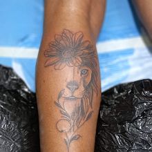 León y flores  Ein Projekt aus dem Bereich Tattoodesign, Traditionelle Illustration und Botanische Illustration von Juan Pablo Centurion - 07.02.2025