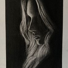 Charcoal Portrait. Un projet de Beaux Arts, Dessin, Dessin artistique, Dessin de portrait, Dessin réaliste et Illustration traditionnelle de Nelly Marre - 07.02.2025