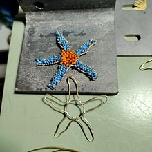 Alambre de latón y rocallas 11/0. Un progetto di Design di accessori, Artigianato, DIY, Fashion design e Design di gioielli di Paloma - 07.02.2025