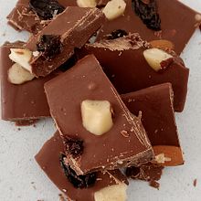 Tableta chocolate con leche y frutos secos. . Un projet de Design , DIY, Photographie gastronomique, St , et lisme culinaire de atanay ramirez - 10.02.2025
