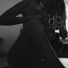 Self portrait with Rolleiflex: opening a path. Film Photograph, Fine-Art Photograph, Photograph, and Self-Portrait Photograph project by vera_ffca - 02.11.2025