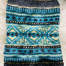 Stranded colorwork cowl. Accessor, Design, Fashion Design, Fiber Arts, Knitting, and Textile Design project by Jennifer Veilleux - 02.15.2025