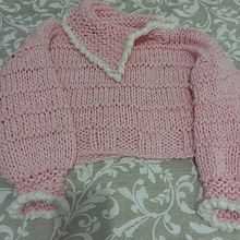 Cojín q fue sueter. Un proyecto de Diseño de complementos, Tejido, Crochet, Tejido de punto y Diseño textil de Marta Sabina - 15.02.2025